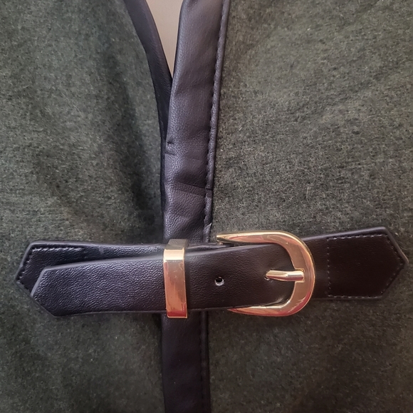 NWT cape - Picture 10 of 11